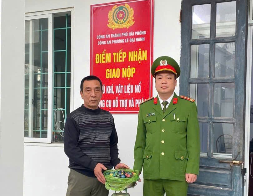 Công an phường Lê Đại Hành vận động thu hồi 04 khẩu súng và 13,2 kg pháo tự chế